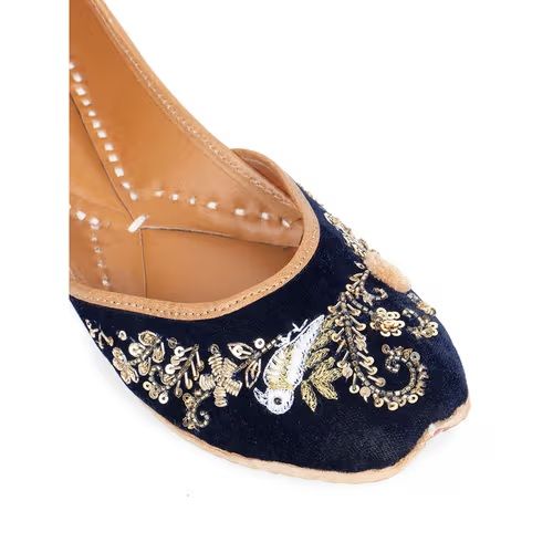Get Designer PunjabiJuttis Now!
