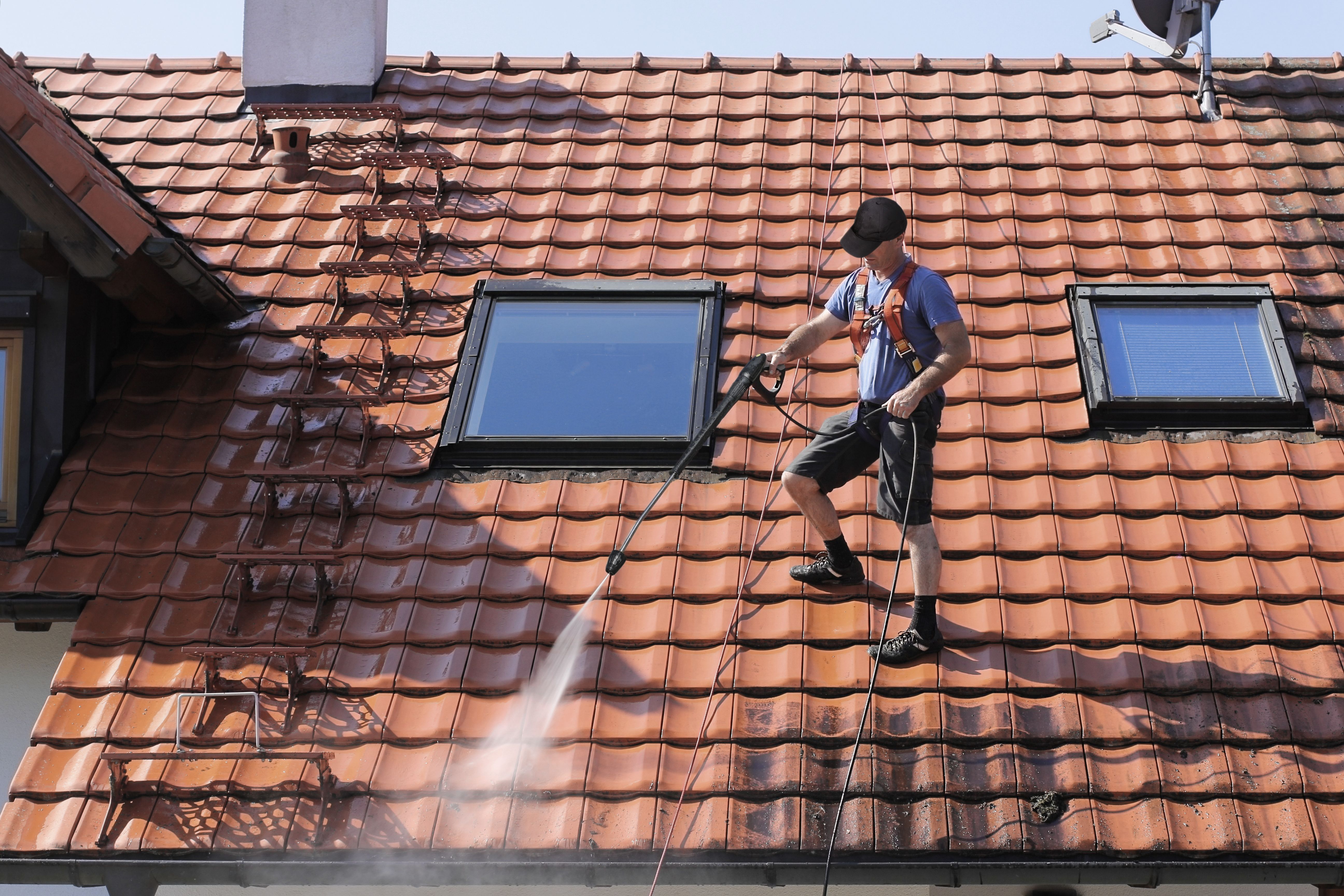 Avail the Professional Roofs Pressure Washing Services By Hood-Technologies